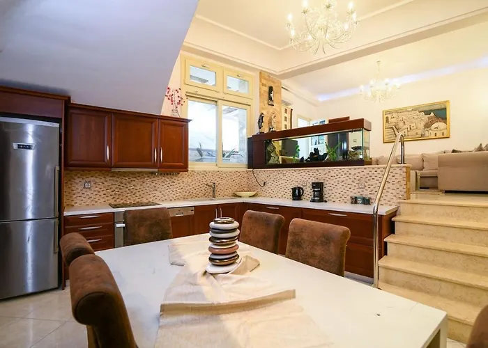 Spacious Santorini 2 Bedrooms Filos Private Jacuzzi Вилла Тира